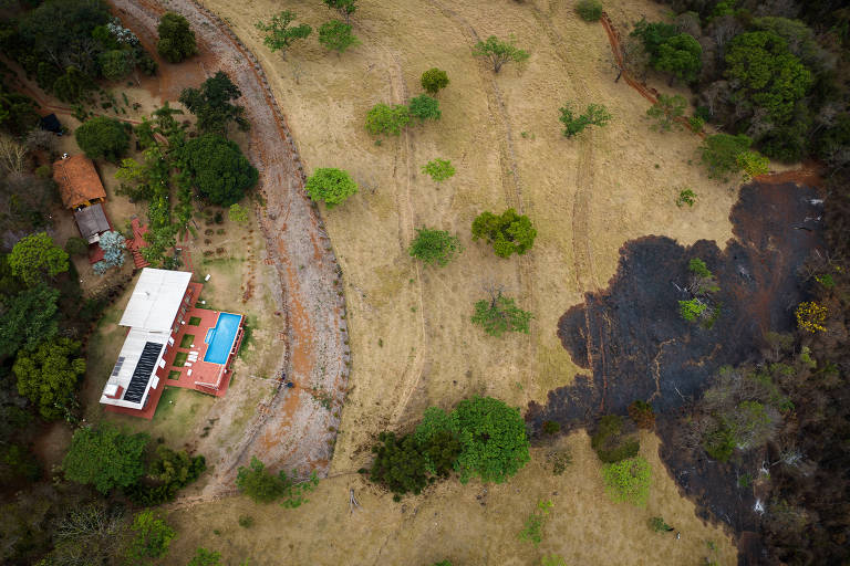 Casarões com piscinas contrastam com desolação de mata reduzida a cinzas no interior de SP