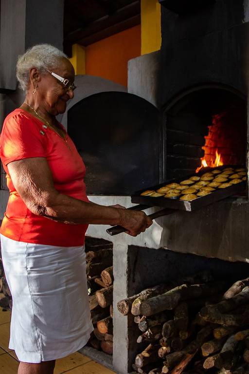 Eulália da Silva Soares assando os famosos bolinhos de arroz