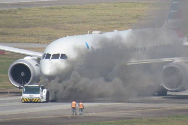 Veículo de reboque de Boeing pega fogo no Aeroporto de Guarulhos