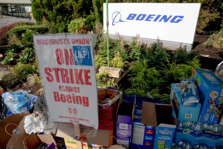 Boeing oferece aumento salarial de 30% para que funcionários encerrem greve