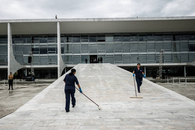 Decreto muda regras para terceirizados e eleva salários no setor público