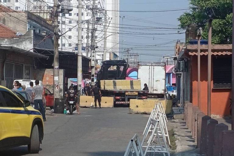 PM instala blocos de concreto para dificultar passagem em ruas da Maré