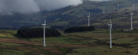 FILE PHOTO: Power-generating windmill turbines are surrounded by fog at a wind farm in the mountains of Galicia region, near Villalba, Spain March 20, 2024. REUTERS/Nacho Doce/File Photo ORG XMIT: FW1