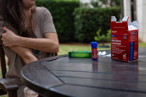 SÃO PAULO , SP, BRASIL, 19.09.2024 - SAÚDE-FUMANTE - Raquel, 42 anos, voltou a fumar depois de não conseguir mais encontrar NiQuitin, produto indicado para tratar o vício em cigarro.
O desabastecimento do medicamento no mercado desde novembro de 2023, tem feito com que pessoas que querem parar de fumar tenham mais dificuldade, Raquel buscou outros remédios similares para dar continuidade a tentativa de conter o vício. 
Fotos feitas na tarde desta quinta-feira(19) no condomínio em que mora na região da Água Branca em São Paulo. (Foto: Allison Sales/Folhapress, TREINAMENTO) ORG XMIT: 610460