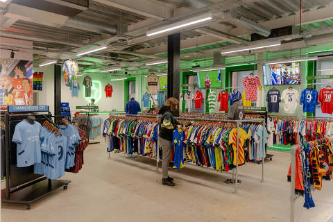 Shoppers visit the Classic Football Shirts store in Manchester, England, Sept. 11, 2024. Vintage soccer jerseys have become a streetwear staple and a target of major investors. (Jack Roe/The New York Times) ORG XMIT: XNYT0884 DIREITOS RESERVADOS. NÃO PUBLICAR SEM AUTORIZAÇÃO DO DETENTOR DOS DIREITOS AUTORAIS E DE IMAGEM