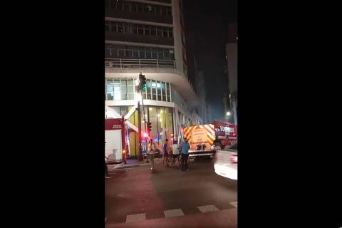 Movimentação de bombeiros em frente ao edifício Andraus, no centro de SP