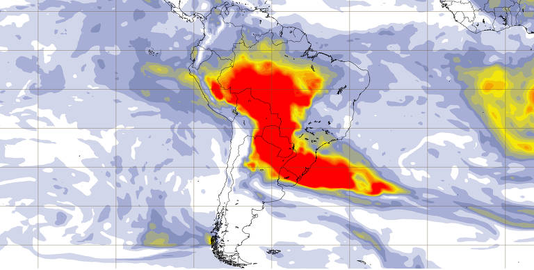 Mapa mostra a distribuição da nuvem de fumaça na América do Sul, com áreas em vermelho indicando alta intensidade, enquanto as áreas em amarelo e azul representam intensidades médias e baixas, respectivamente