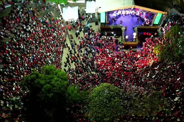 Volta a circular post que engana ao dizer que mulher teve celular roubado enquanto fazia foto com Lula