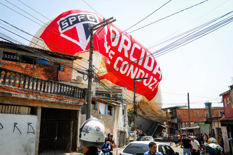 Dirigível com publicidade do São Paulo cai em Osasco (SP); veja vídeo