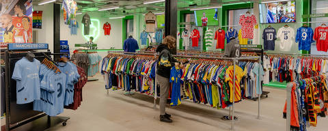 Shoppers visit the Classic Football Shirts store in Manchester, England, Sept. 11, 2024. Vintage soccer jerseys have become a streetwear staple and a target of major investors. (Jack Roe/The New York Times) ORG XMIT: XNYT0884 DIREITOS RESERVADOS. NÃO PUBLICAR SEM AUTORIZAÇÃO DO DETENTOR DOS DIREITOS AUTORAIS E DE IMAGEM