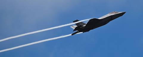 A Lockheed Martin F-35 Lightning II takes part in an air display on the opening day of the Farnborough International Airshow 2024, south west of London, on July 22, 2024. (Photo by JUSTIN TALLIS / AFP)