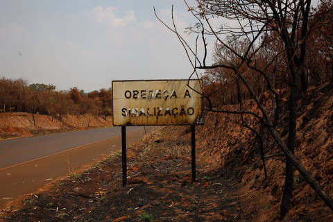 PATROCINIO PAULISTA/SP, BRASIL - 24/09/2024: Placa de transito queimada na estrada entre as cidades de Patrocínio Paulista e Altinópolis, na região de Franca. (Foto: Zanone Fraissat/Folhapress, Cotidiano) **EXCLUSIVO**