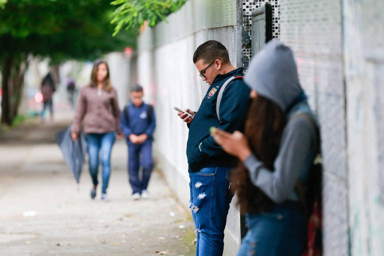 Redes sociais estão ligadas a ansiedade e depressão em adolescentes, diz estudo de Oxford