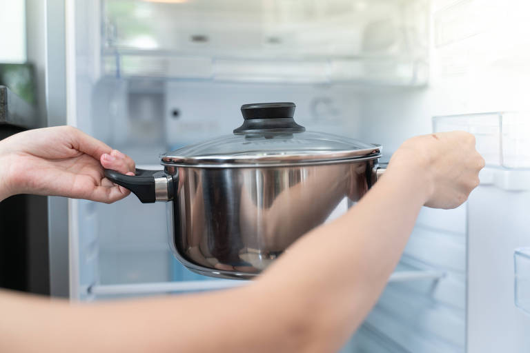 Pode guardar panela com comida na geladeira?