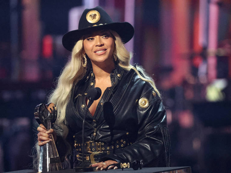 Beyoncé durante cerimônia da premiação iHeartRadio em Los Angeles, em abril