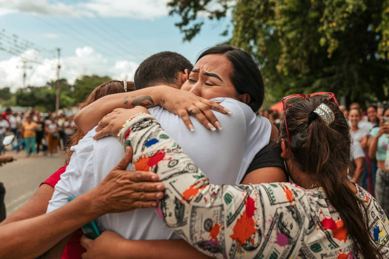 Jorge Marin, 20, detido em repressão pós-eleitoral, é abraçado ao ser libertado no domingo (17) em Tocorón, Venezuela