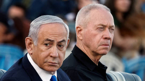 FILE PHOTO: Israeli Prime Minister Benjamin Netanyahu and Israeli Defense Minister Yoav Gallant attend a ceremony for the 70th cohort of military combat officers, at an army base near Mitzpe Ramon, Israel, October 31, 2024. REUTERS/Amir Cohen/File Photo ORG XMIT: FW1