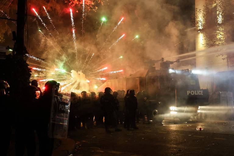 Protestos na Geórgia se intensificam com violência policial; premiê vê oposição histérica