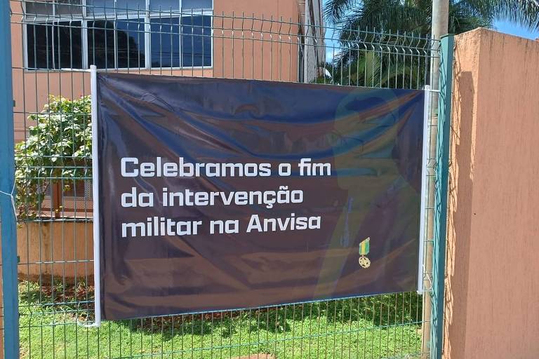 Servidores penduram faixa celebrando saída de Barra Torres da Anvisa