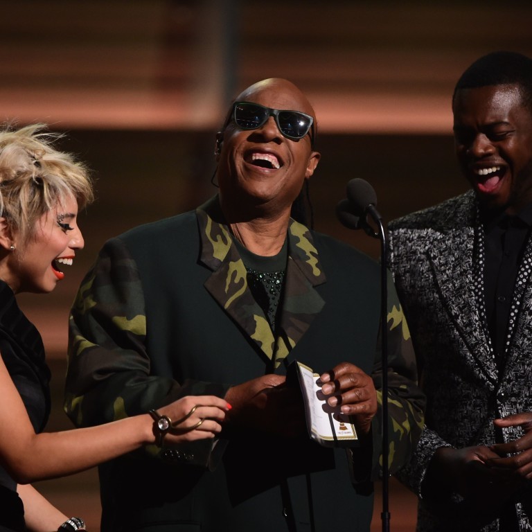 Stevie Wonder mostra resultado do Grammy em braile e provoca plateia: 'Vocês não sabem ler'