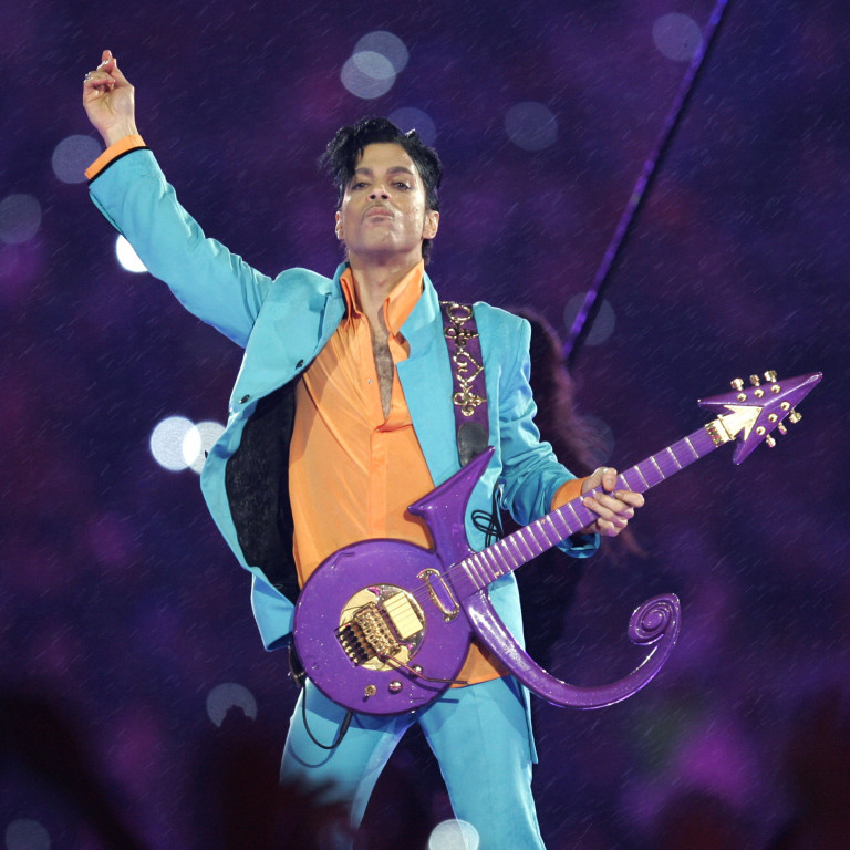 Com muita chuva (não púrpura), Prince fez um dos melhores shows do intervalo do Super Bowl; relembre