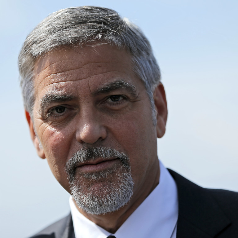 Com barba e cabelos brancos, George Clooney participa de homenagem às vítimas do genocídio armênio