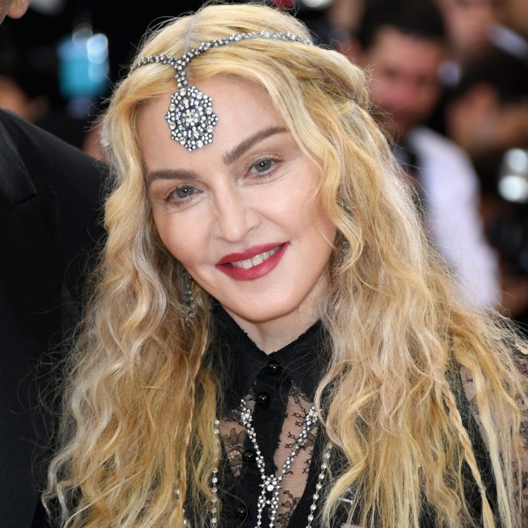 Celebridades passam por 'sala de vídeo' no Met Gala; assista