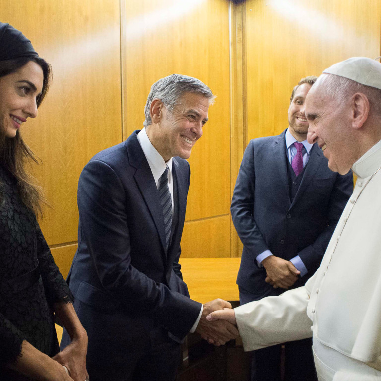 Papa Francisco condecora George Clooney, Richard Gere e Salma Hayek