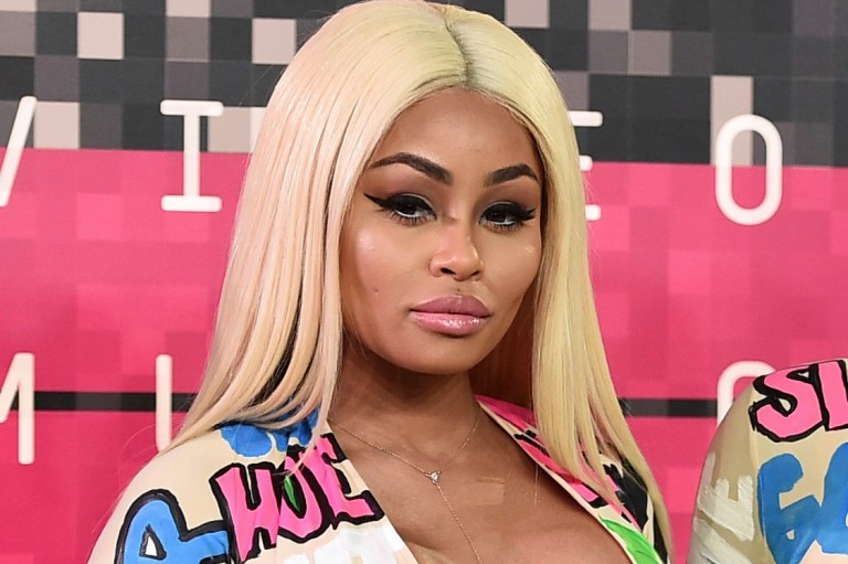 Socialite americana Blac Chyna usa carrinho de bebê para atacar hater