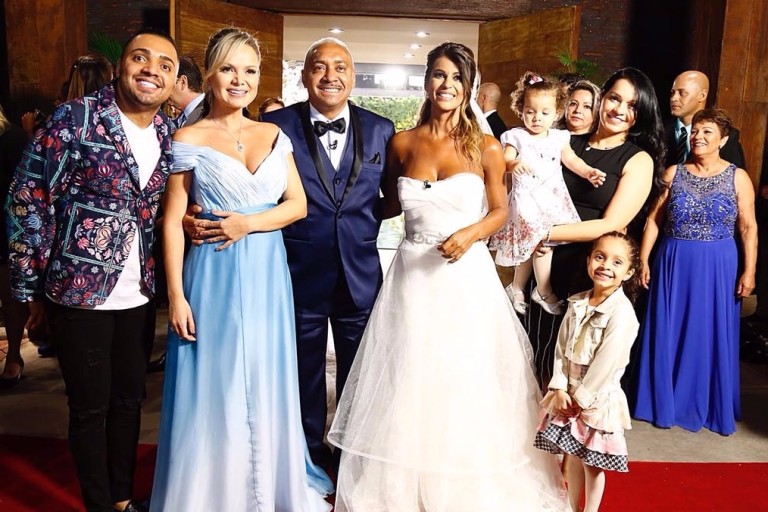 Eliana realiza casamento surpresa para Tiririca 