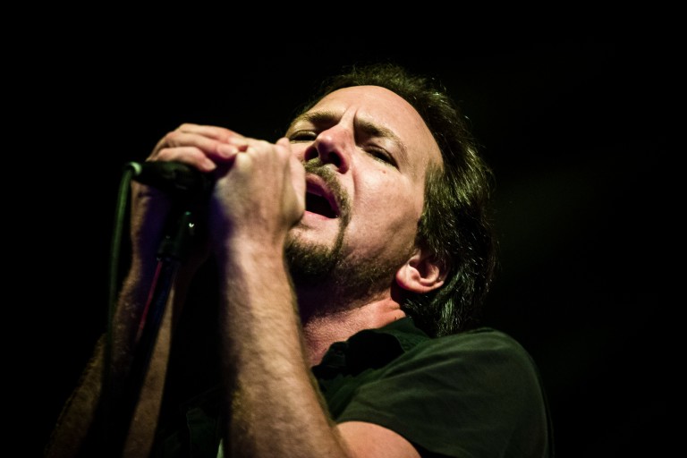 Eddie Vedder canta sobre perdas e celebra espíritos em show solo  