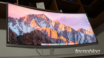 Monitor ultrawide da Samsung impressiona pelo tamanho e pela boa qualidade de som, mas peca no ângulo de visão