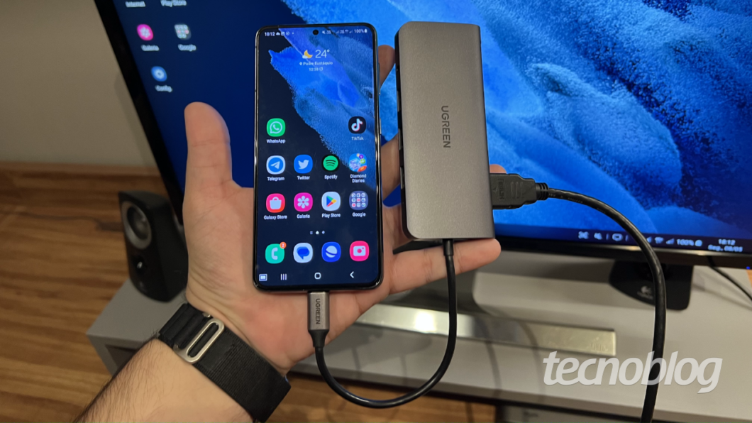 Smartphone Android com um hub USB-C conectado a um monitor externo via HDMI