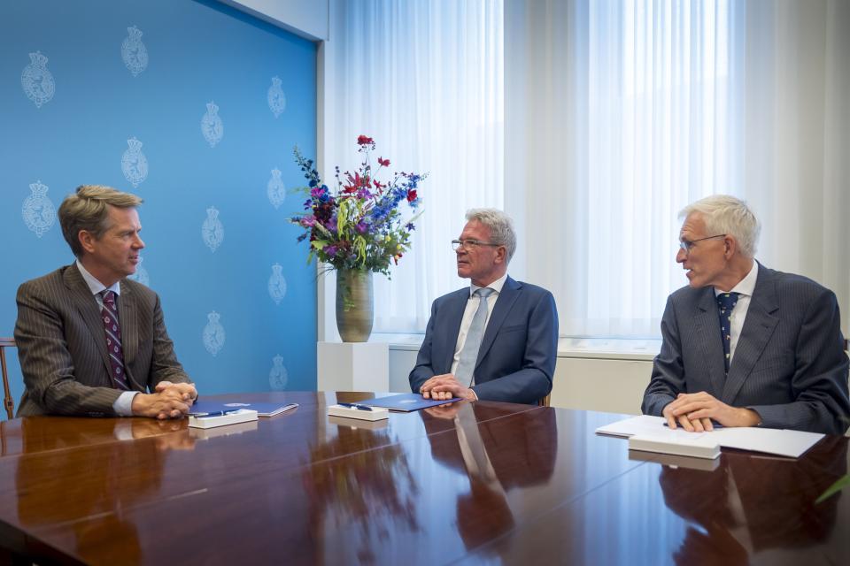 De twee informateurs (Dijkgraaf links, Van Zwol rechts) zitten aan de rechterkant van de tafel, Kamervoorzitter Martin Bosma links in de Schrijfkamer in het Kamergebouw. 