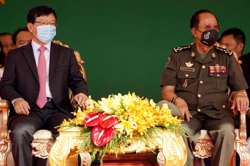 Cambodian Defense Minister Tea Banh (right) and Chinese ambassador to Cambodia Wang Wentian take part in a groundbreaking ceremony.