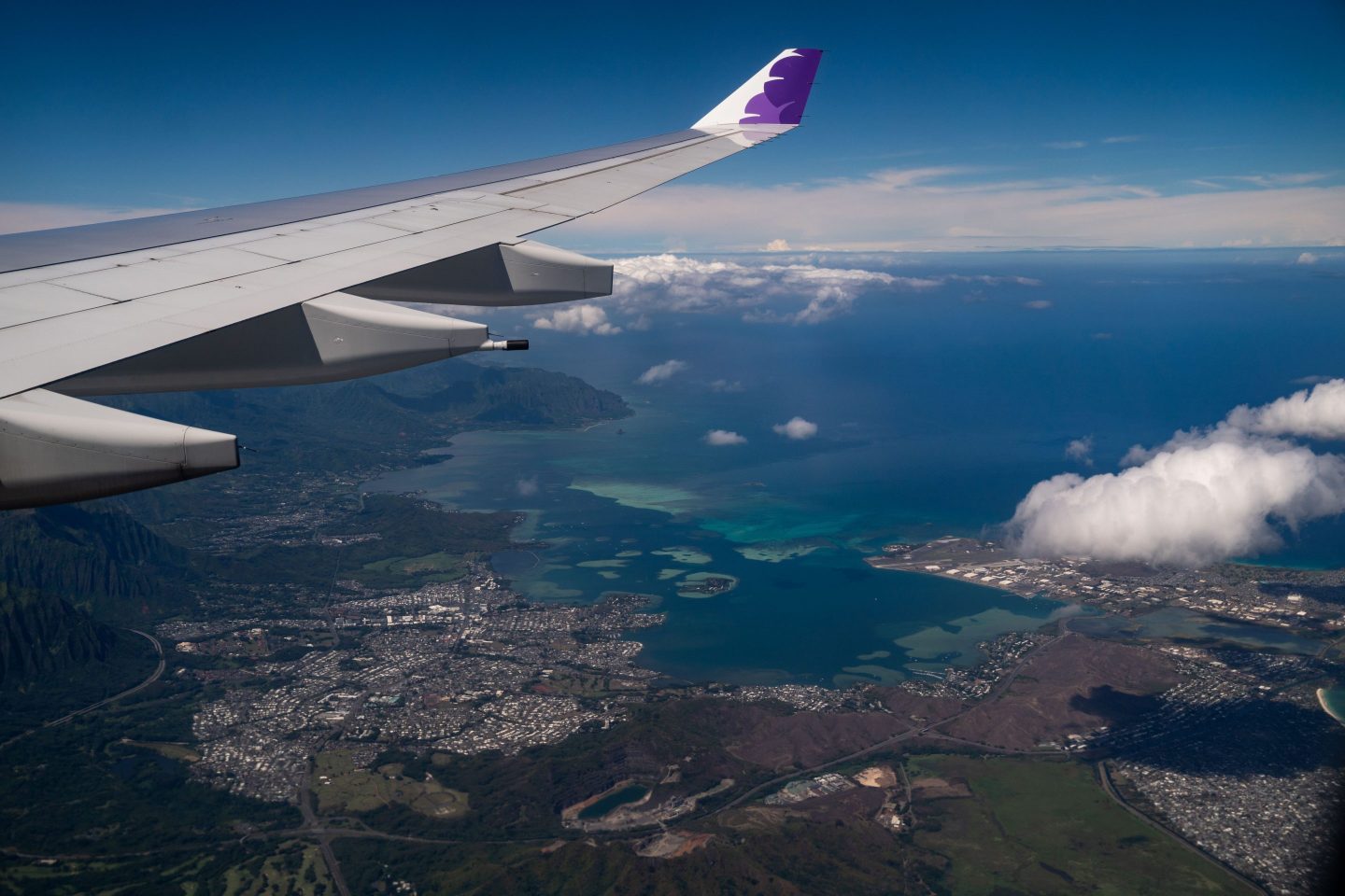 HONOLULU, HI &#8211; OCTOBER 15: The view of the windward side of Oahu, from aboard a Hawaiian Airlines flight from Los Angeles International Airport to Honolulu International Airport on Thursday, Oct. 15, 2020 above Honolulu, HI. Amid the ongoing Coronavirus pandemic, the State of Hawaii is trying to restart its tourism economy; October 15 was the start of a new traveler testing program, with thousands of people expected to arrive to the state. (Kent Nishimura / Los Angeles Times via Getty Images)