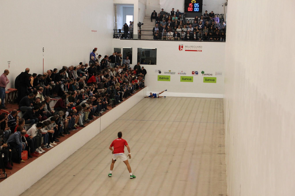 Sergio tracta de colpejar la pilota tirant-se a terra durant un punt de la final / Fotografia: Ulisses Ortiz.