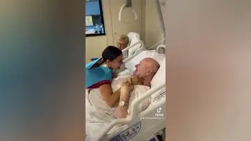 El vídeo viral de la joven que visita a sus abuelos el día de su graduación