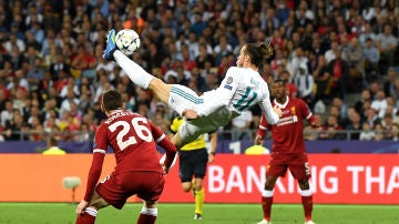 Gareth Bale, en el momento de ejecutar su chilena