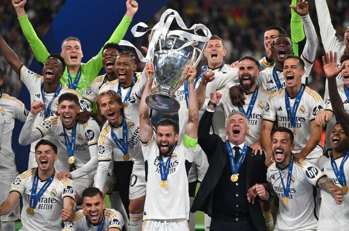 Real Madrid's Spanish defender #06 Nacho Fernandez (C) and Real Madrid's players lift the trophy to celebrate their victory at the end of the UEFA Champions League final football match between Borussia Dortmund and Real Madrid, at Wembley stadium, in London, on June 1, 2024.