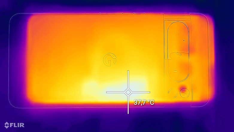 Un vue à vision thermique du Google Pixel 8 Pro montrant qu'il ne surchauffe pas