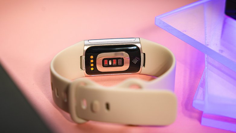 AI improves the heart rate sensor for the Charge 6.