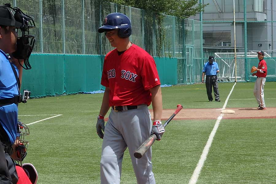 MLBドリームカップで打席に立った岡島秀樹氏【写真：河野正】