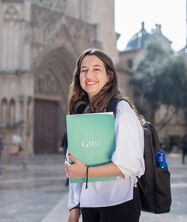 estudiante con carpeta