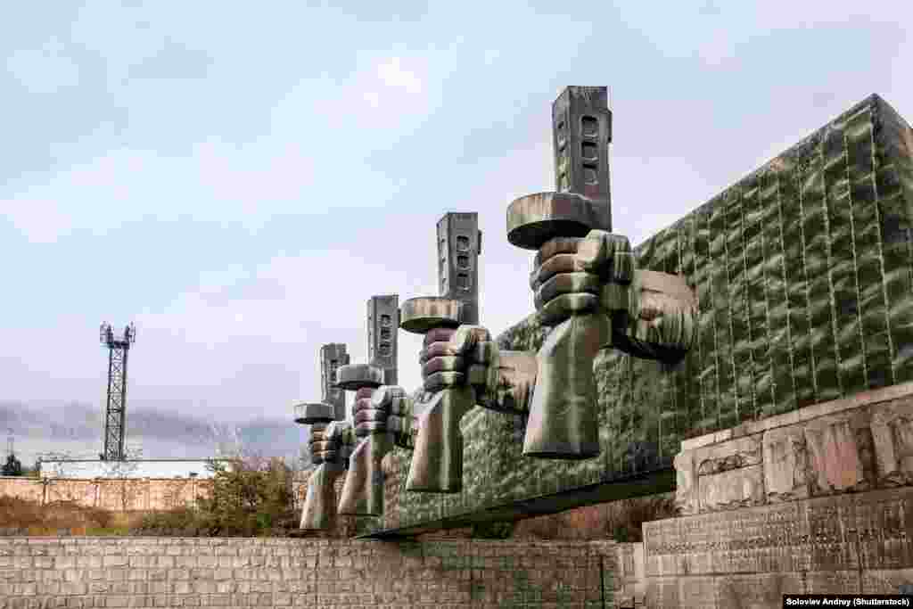 A memorial complex called Line of Defense in Russia&#39;s Novorossiysk in the Krasnodar region. The monument consists of four strong arms, tightly clutching machine guns dedicated to the soldiers who defended Novorossiysk.