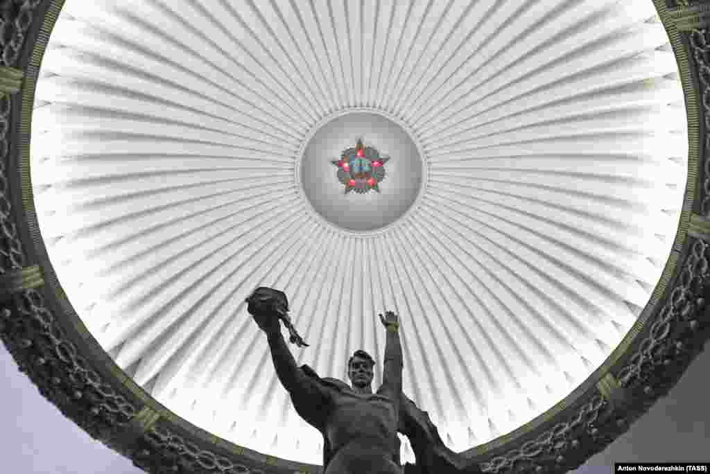 The ceiling and a statue in the Hall of Glory in the Victory Museum at the Poklonnaya Hill War Memorial in Moscow.