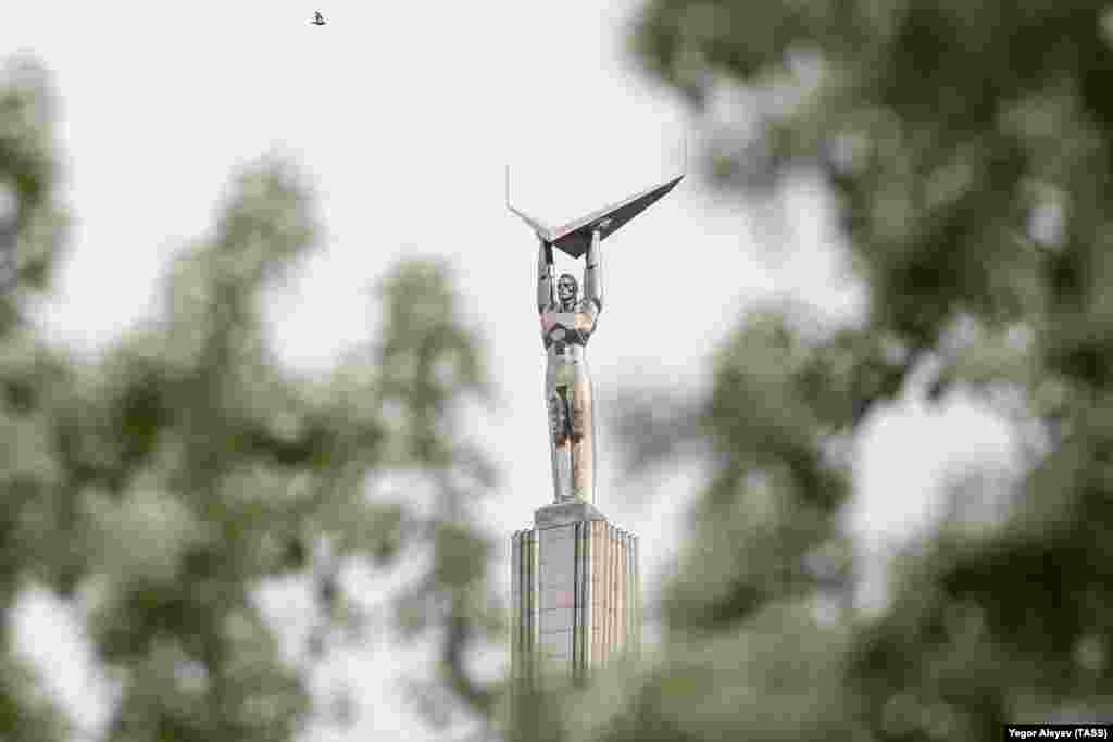 The Glory monument in the Russian city of Samara.&nbsp;​The monument is dedicated to aircraft workers who worked in the city, which was formally known as Kuybyshev.&nbsp;During World War II, Kuybyshev was a major aircraft industrial center in the Soviet Union producing Ilyushin Il-2 and Ilyushin Il-10 ground-attack aircraft.