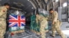 资料照：英国军人在约旦一个未具体地点将人道主义援助物资装载到一架A400M Atlas军用飞机上，作为援助加沙巴勒斯坦人行动的一部分。（2024年4月9日）