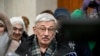 70岁的奥列格·奥尔洛夫在莫斯科一家法庭外面对记者讲话。（2024年2月26日）