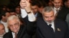 资料照片: 2007年3月17日巴勒斯坦民族权力机构主席阿巴斯(左)和哈马斯领导人哈尼亚(右)在加沙特别议会会议上